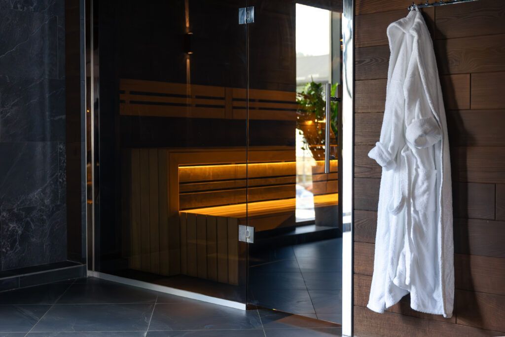 Hammam élégant et immaculé, avec vapeur légère, surfaces brillantes et ambiance apaisante, parfaitement entretenu grâce à un service de nettoyage haut de gamme.